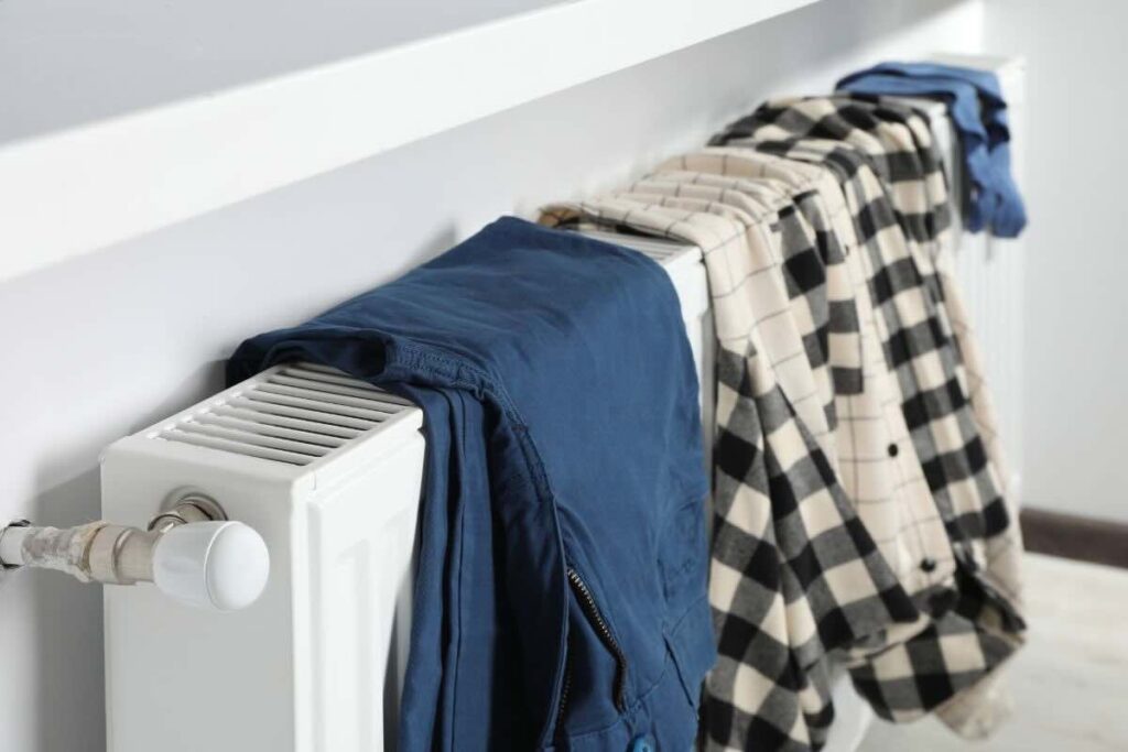 Vestiti posizionati sul termosifone mentre si asciugano