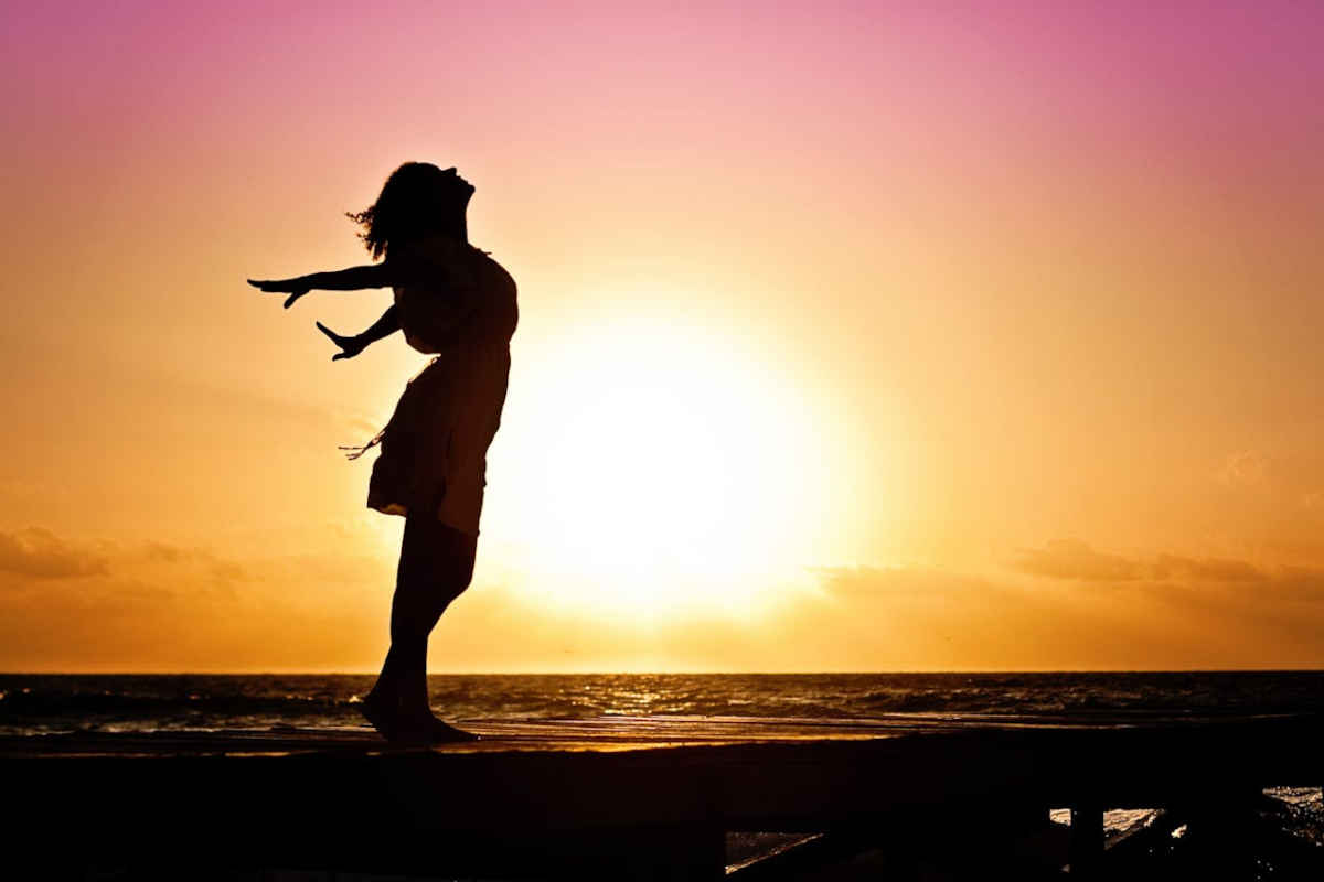 Ombra di ragazza al sole