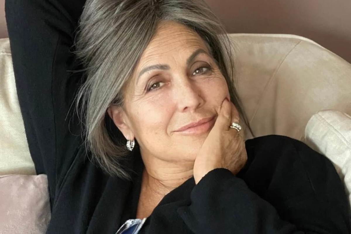 Alessandra Celentano seduta sul divano