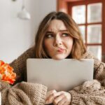 Donna perplessa con computer