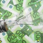 Lampadina e banconote da 100 euro