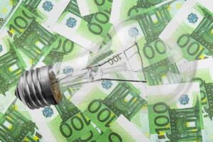 Lampadina e banconote da 100 euro