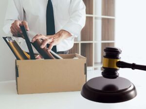 Uomo licenziato martello Tribunale