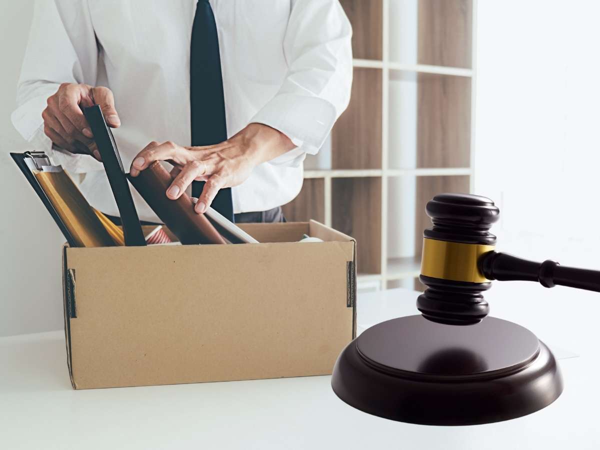 Uomo licenziato martello Tribunale