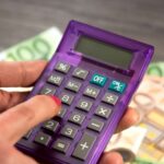 Donna calcola euro banconote