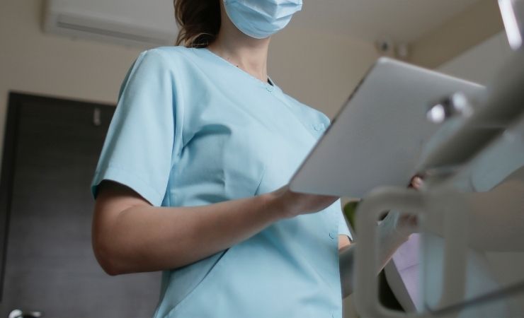 Medico con mascherina