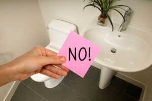 mano che mantiene post-it e bagno