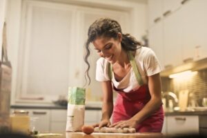 Ragazza che cucina