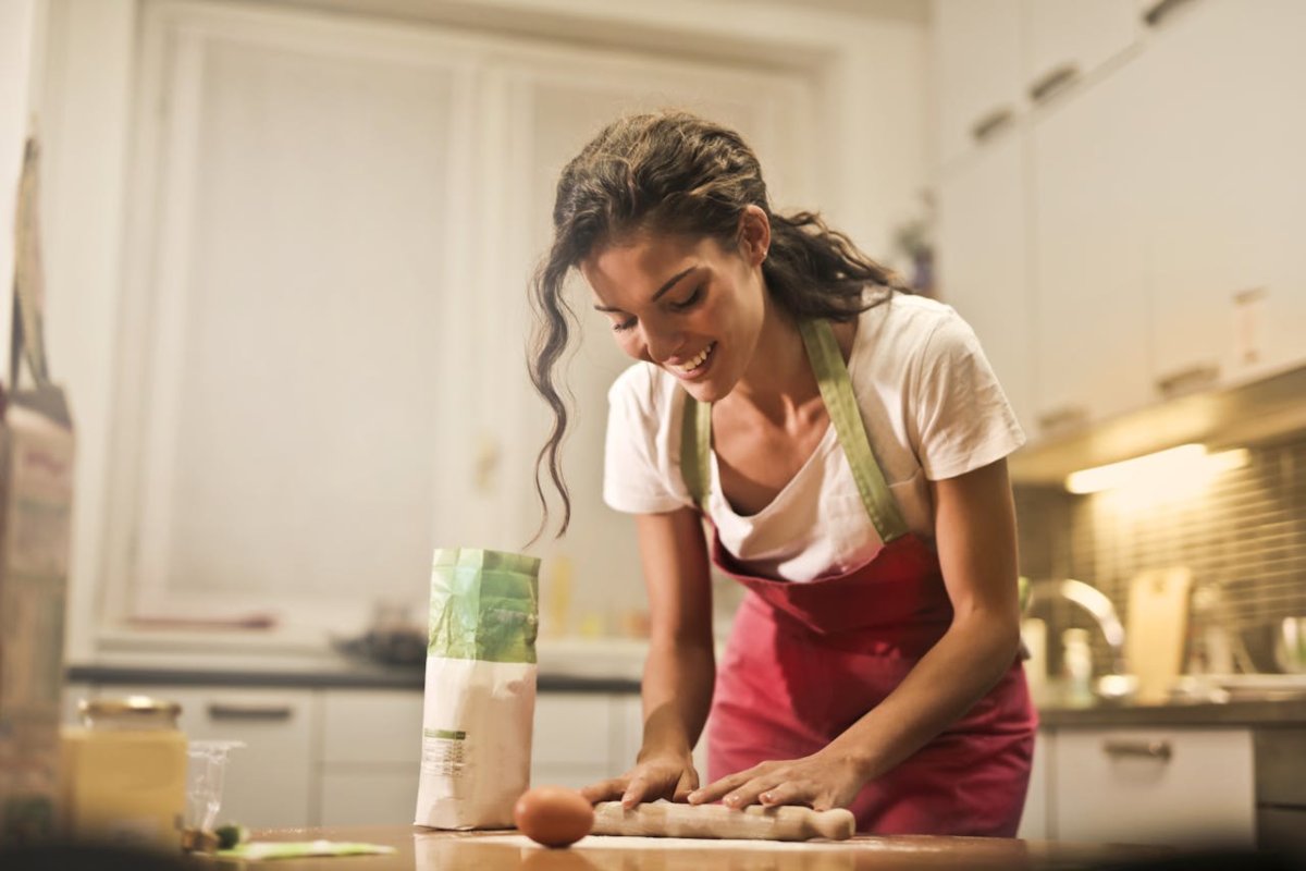 Ragazza che cucina