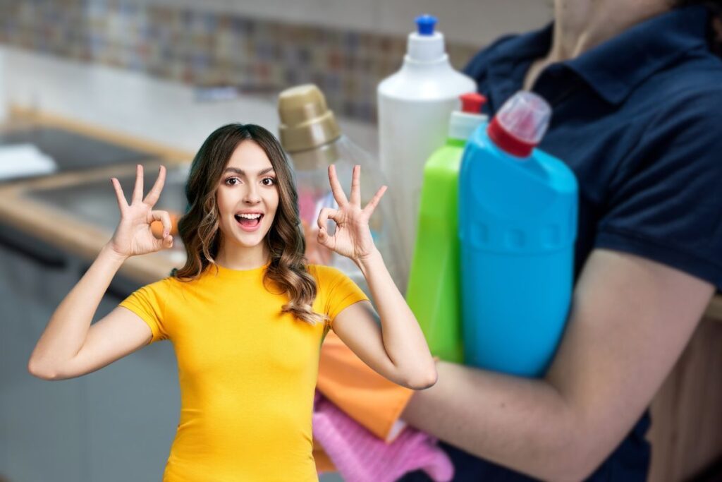 donna che fa ok e donna con tanti detersivi in mano
