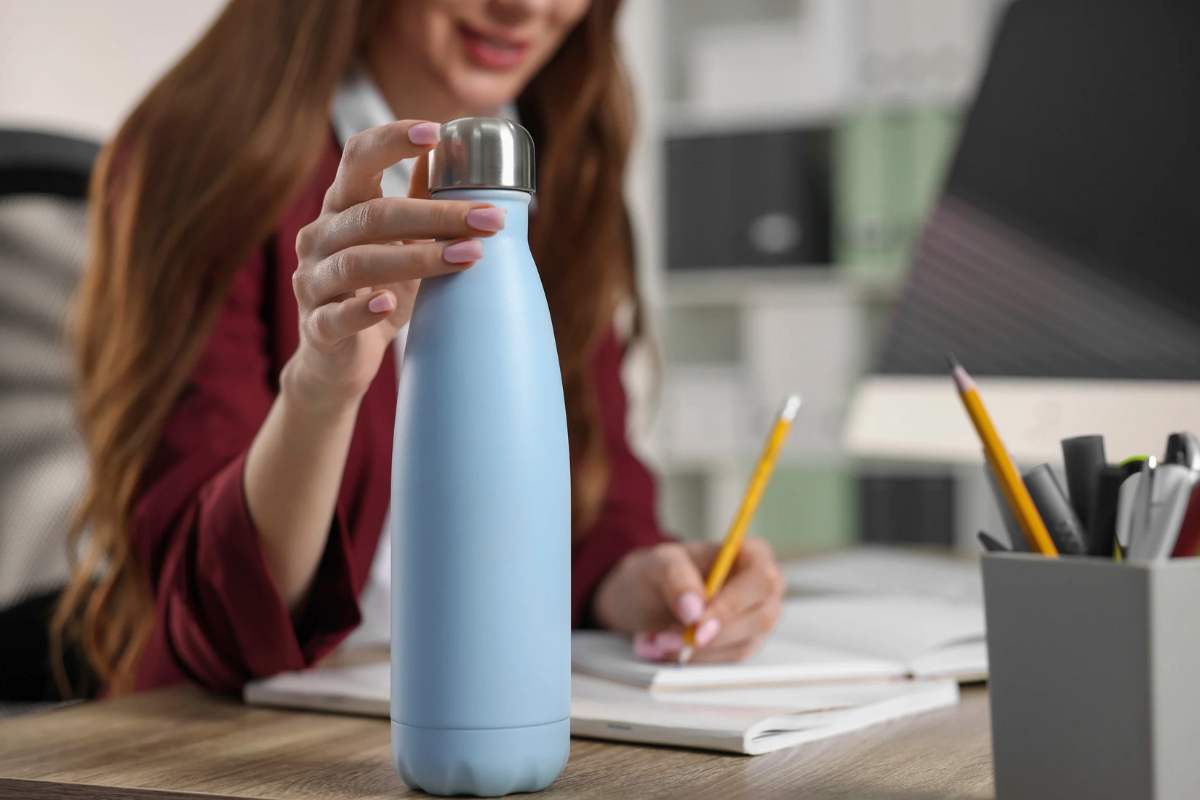 Donna con borraccia azzurra