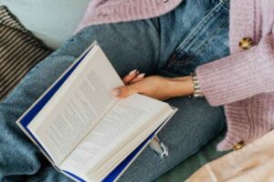 Ragazza che legge un libro
