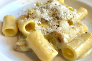 pasta alla carbonara con sopra formaggio grattugiato
