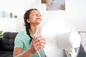 Donna con il ventilatore in mano
