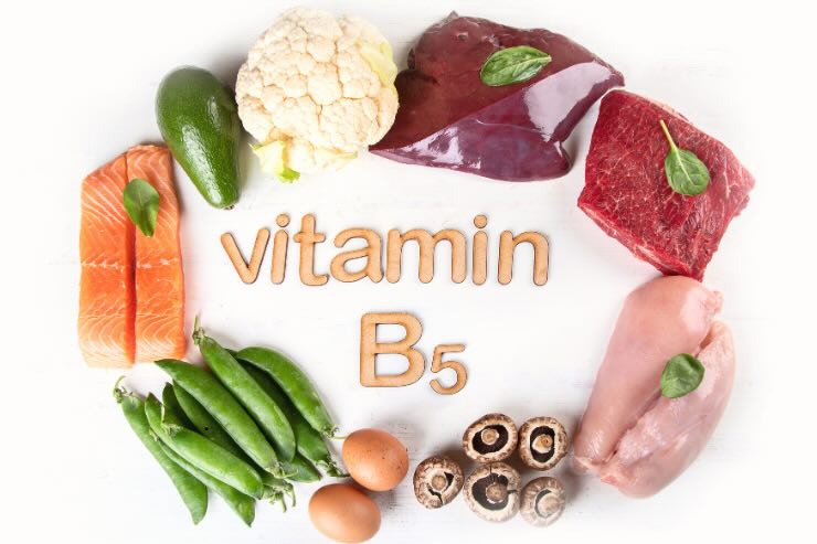 cavolo, zucchine, avocado, carne e al centro scritta vitamin b5
