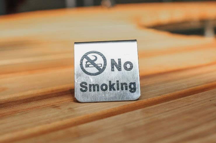 Cartello con su scritto "no smoking"
