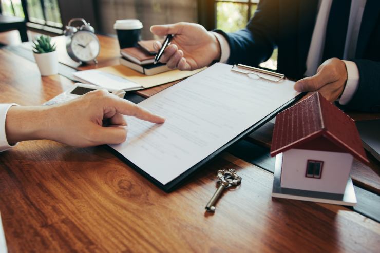Affittuario che legge il contratto