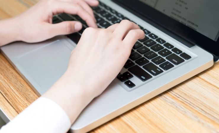 Donna utilizza computer