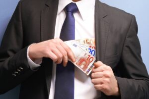 Amministratore di condominio che mette i soldi dentro la giacca