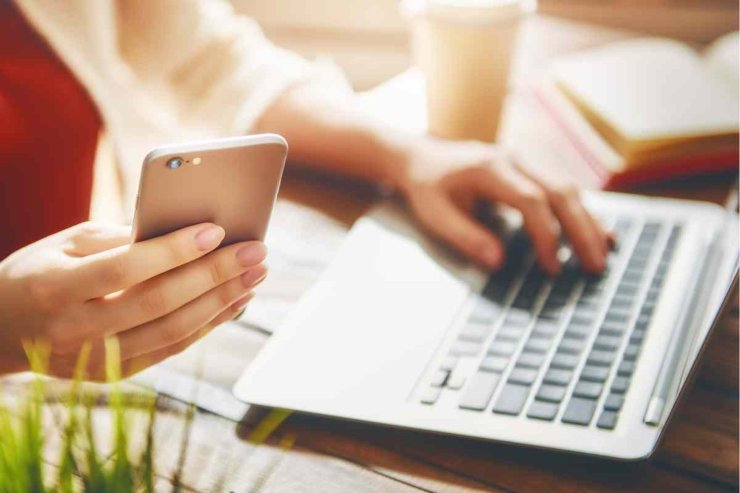tastiera e smartphone