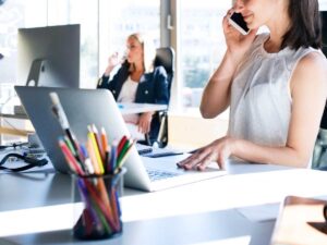 Lavoratrice al telefono