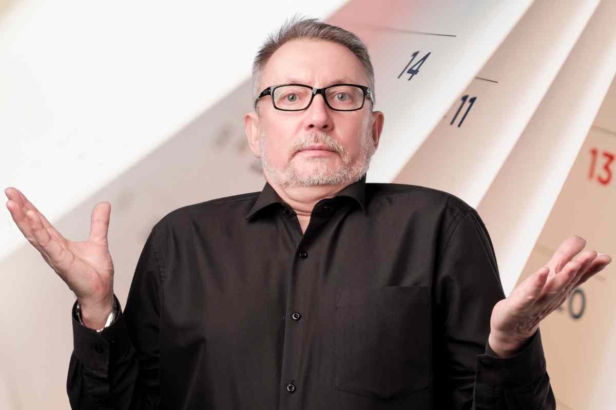 Uomo perplesso e calendario