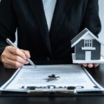 Proprietario di casa che stipula il contratto d'affitto