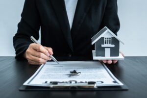 Proprietario di casa che stipula il contratto d'affitto
