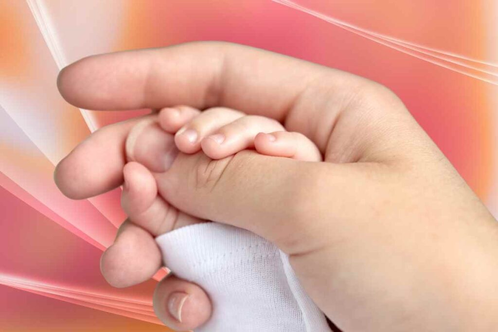 Mano neonato e mano mamma