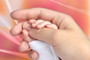 Mano neonato e mano mamma