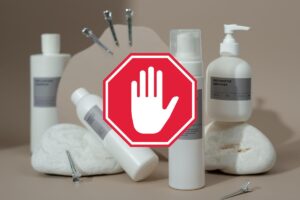 Prodotti cosmetici e cartello di divieto