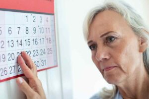 Donna guarda calendario