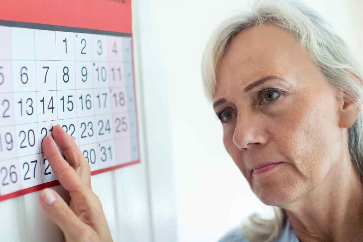 Donna guarda calendario