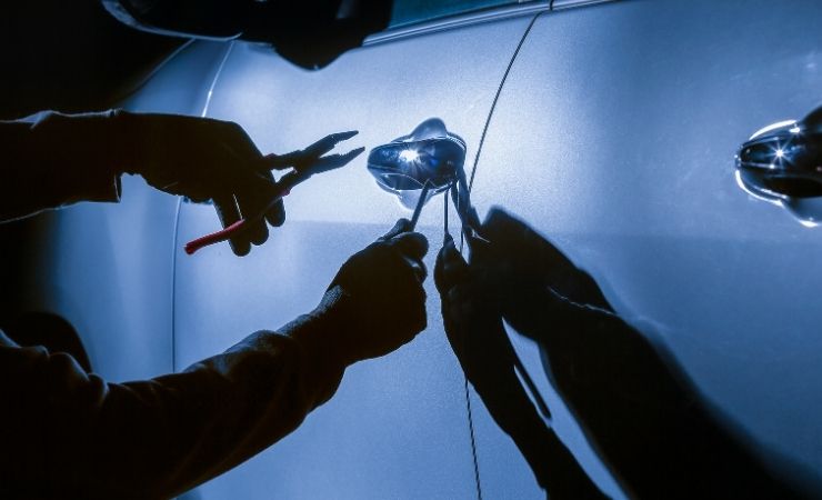 Ladro ruba auto