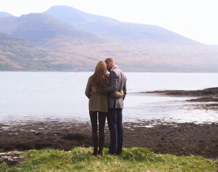 Kate e William di spalle abbracciati