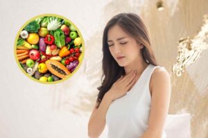Donna con reflusso e cibo