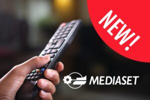 Mano con telecomando, logo Mediaset e bollino NEW!