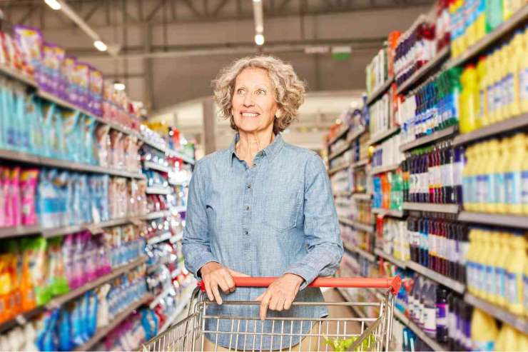 Donna al supermercato