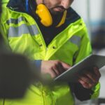 Lavoratore usa tablet
