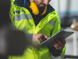 Lavoratore usa tablet
