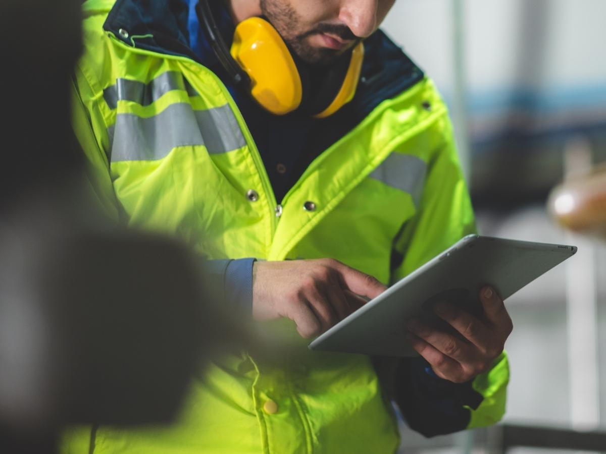 Lavoratore usa tablet