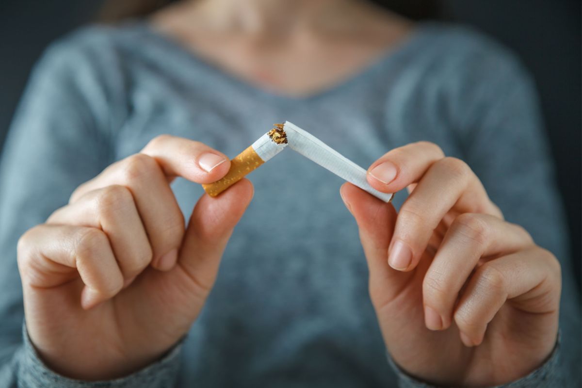 Persona rompe la sigaretta in due