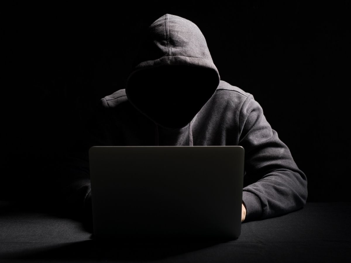 Uomo incappucciato computer