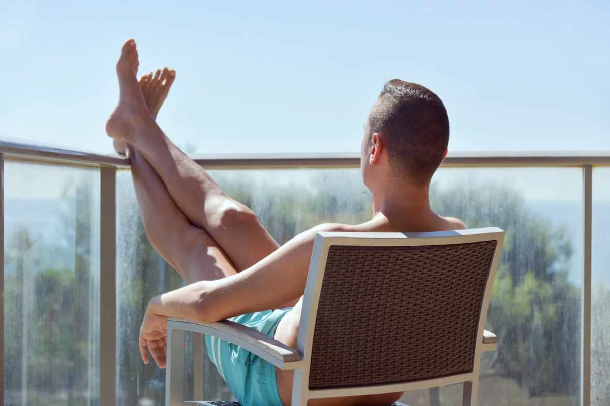 Uomo seduto sul balcone