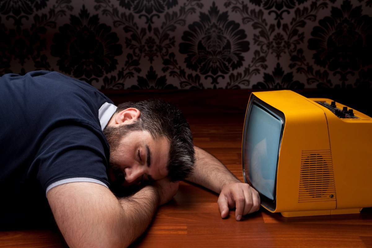 Uomo che dorme davanti la TV