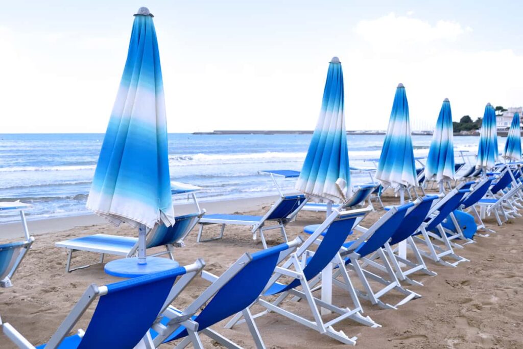 Lettini e ombrelloni in riva al mare