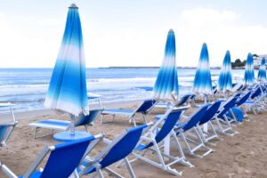 Lettini e ombrelloni in riva al mare