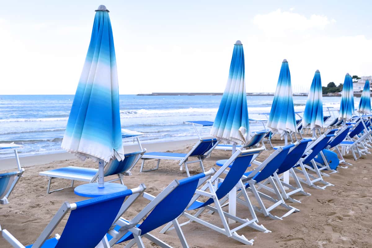 Lettini e ombrelloni in riva al mare
