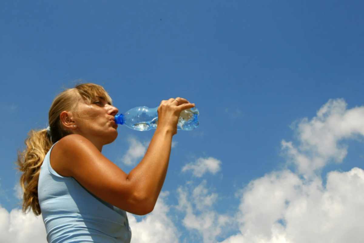 bere acqua caldo