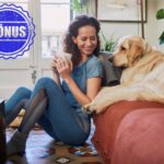 ragazza seduta vicino al cane e grafica bonus